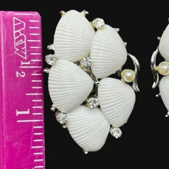 LISNER Vintage silver tone white lucite clear rhinestone shell Clip On earrings - Picture 8 of 9